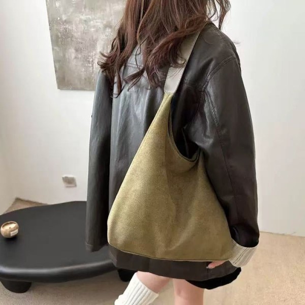 Niche velvet bread bag, fashionable and large-capacity women's shoulder bag, underarm bag, retro and versatile commuter tote bag.